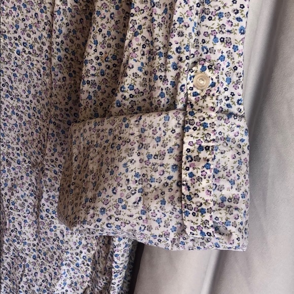 IZOD long roll tab sleeve top. Dainty Blue Floral Cotton. 💯 cotton. - Picture 4 of 9